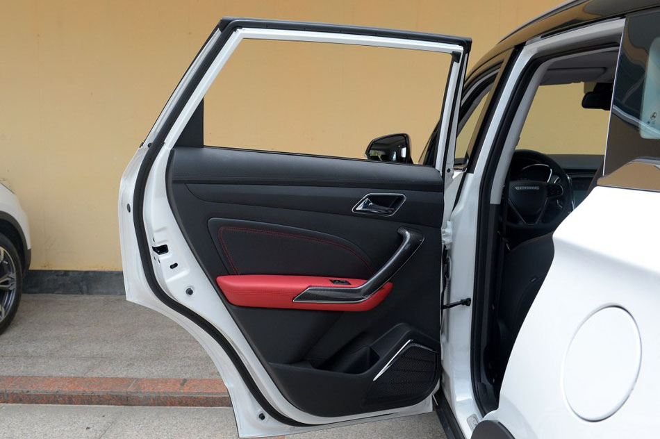 2017款 1.5L CVT尊贵型 座椅空间