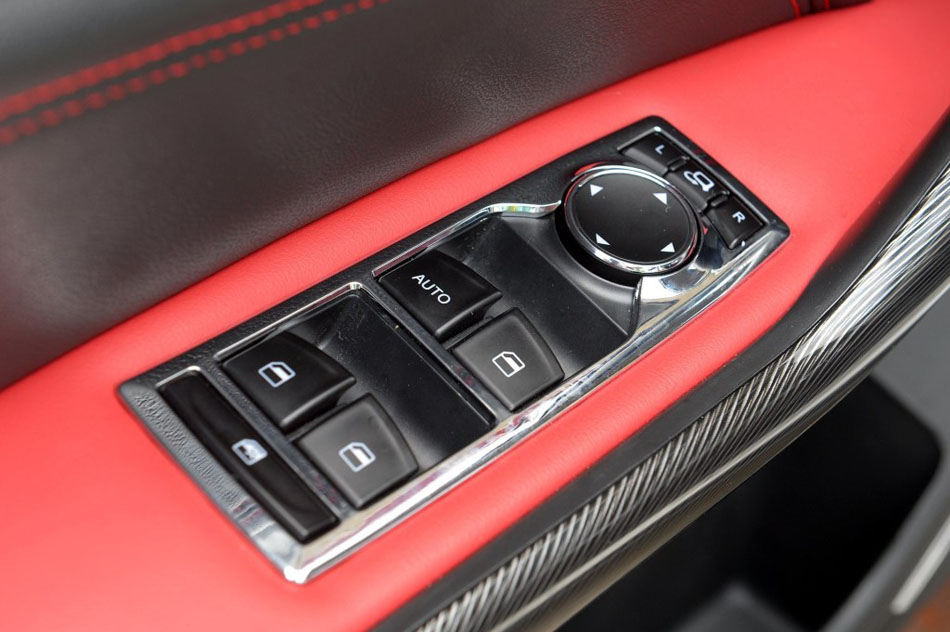 2017款 1.5L CVT尊贵型 座椅空间