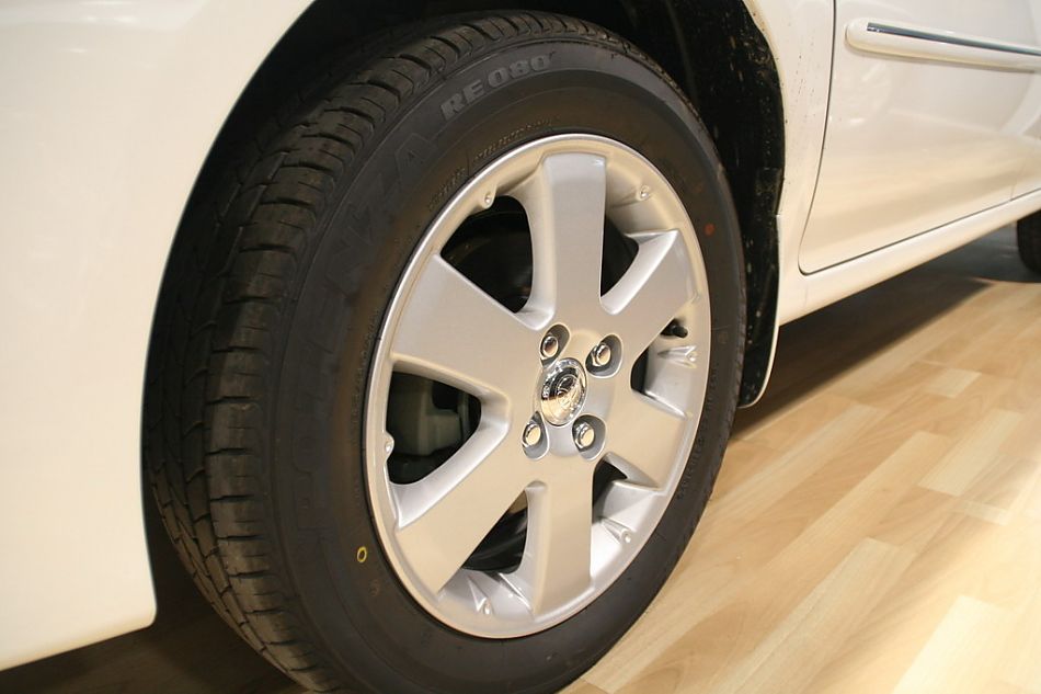 天津一汽丰田新威驰车轮