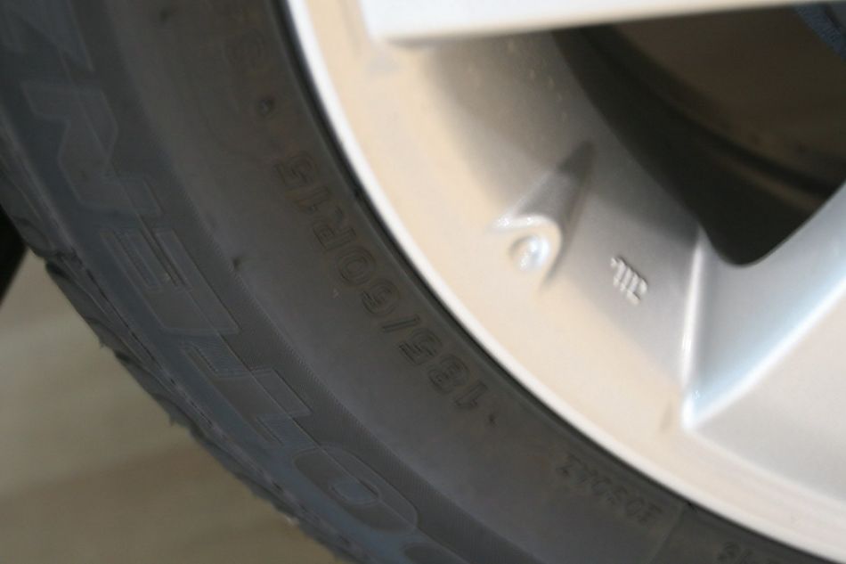 天津一汽丰田新威驰车轮