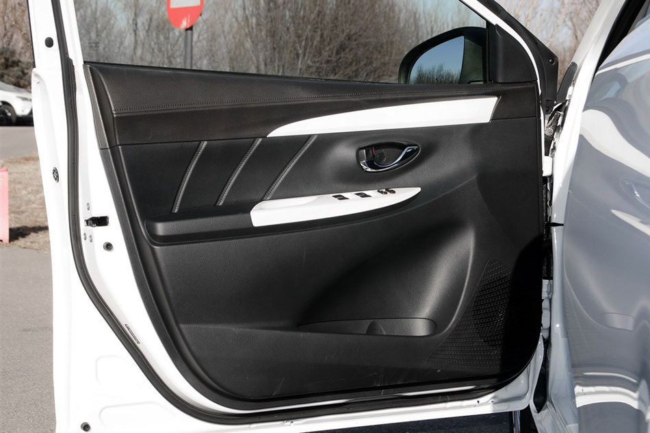 2015款 1.5L 手动智享星光版 座椅空间