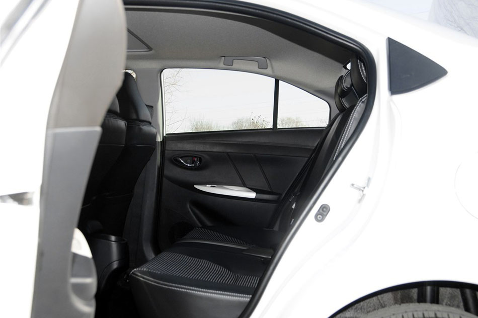 2015款 1.5L 手动智享星光版 座椅空间