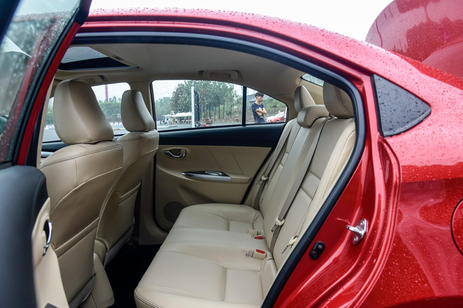2017款 1.5L CVT尊行版 座椅空间