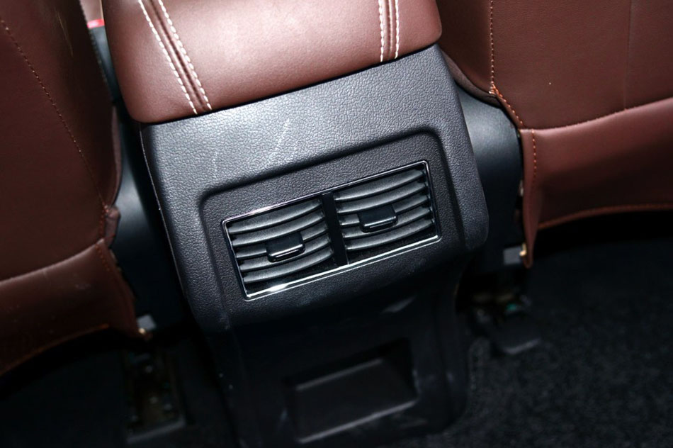 2017款 1.5T 手动豪华型 座椅空间