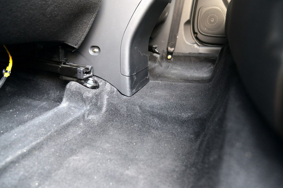 2017款 1.6L 手动锋锐版 座椅空间