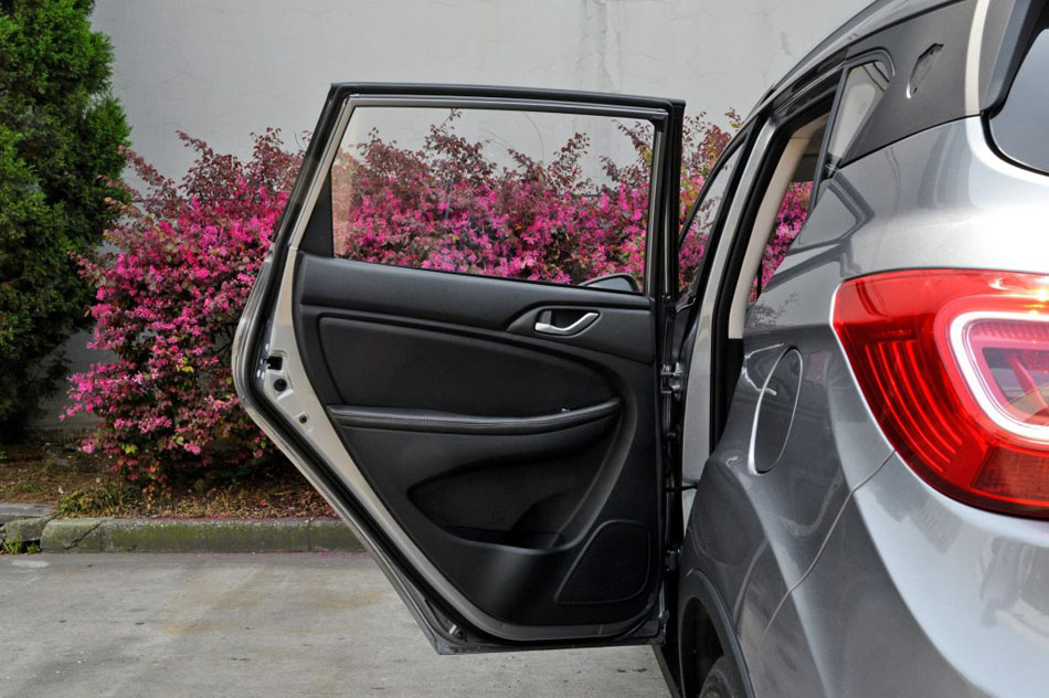 2017款 1.6L 手动锋锐版 座椅空间