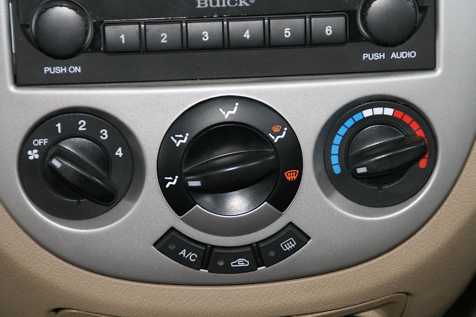 上海通用凯越旅行版中控台