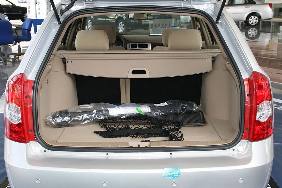 上海通用凯越旅行版后备厢