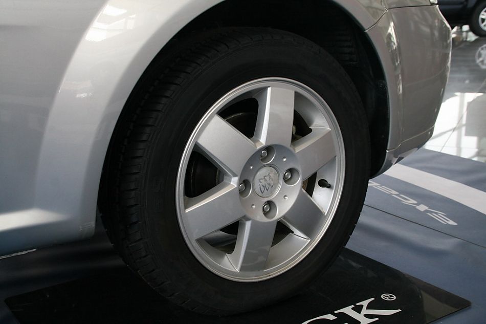 上海通用凯越旅行版车轮