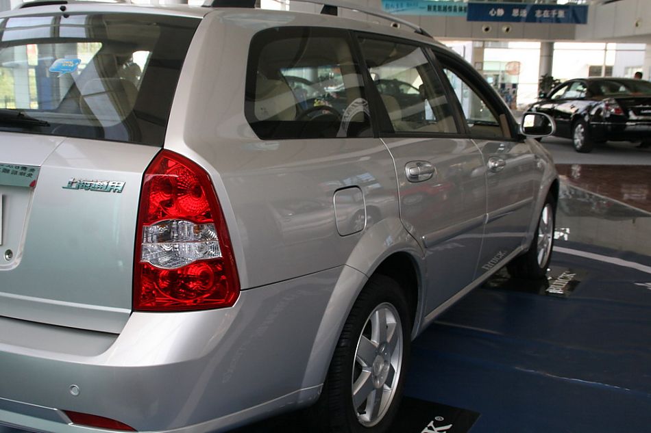 上海通用凯越旅行版外观