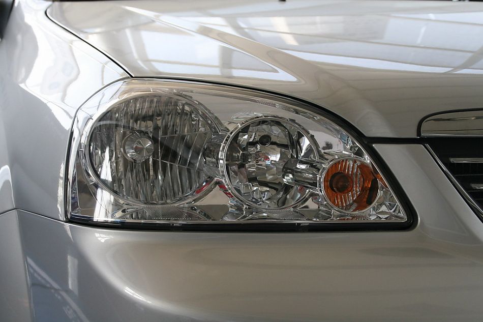 上海通用凯越旅行版前大灯