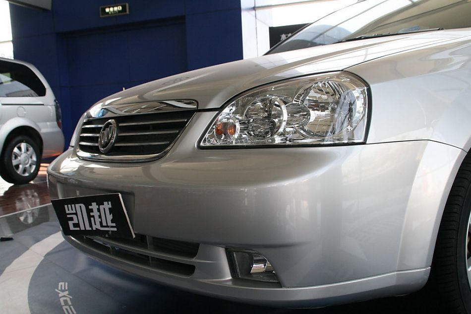 上海通用凯越旅行版前大灯