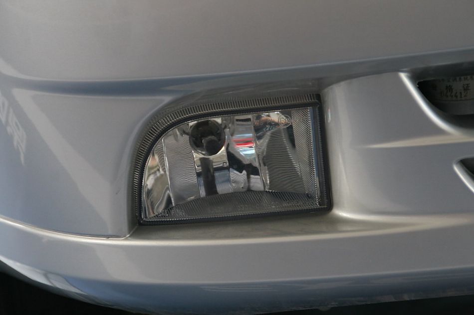 上海通用凯越旅行版前灯