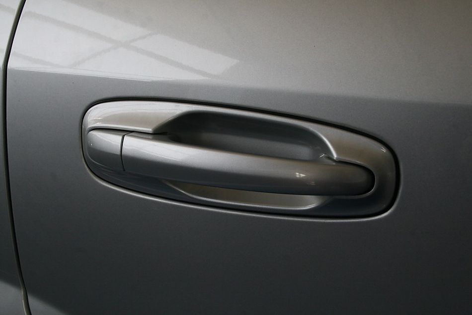 上海通用凯越旅行版车门拉手