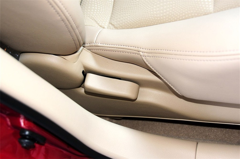 2013款 1.5L AT 经典型 座椅空间