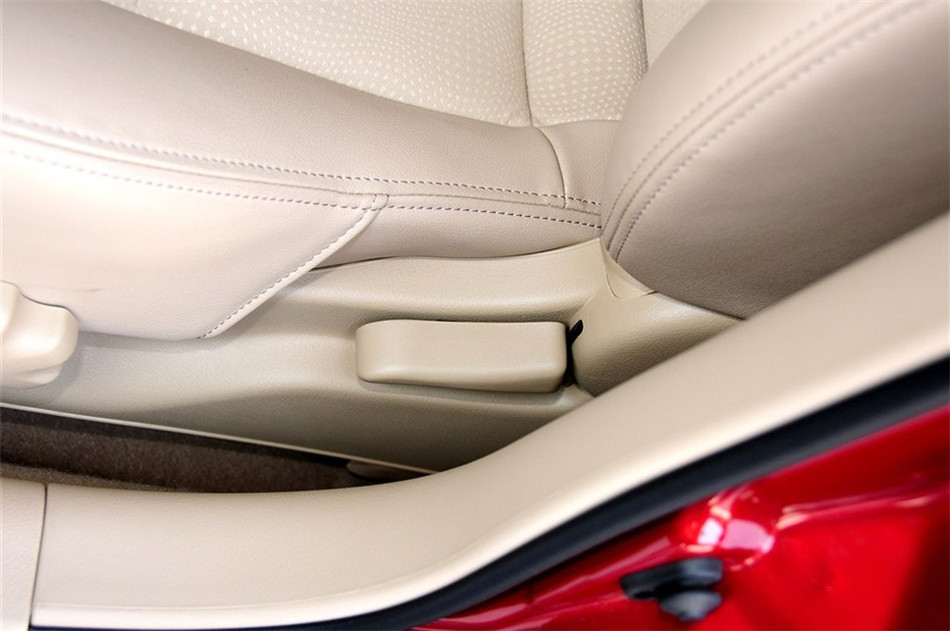 2013款 1.5L AT 经典型 座椅空间