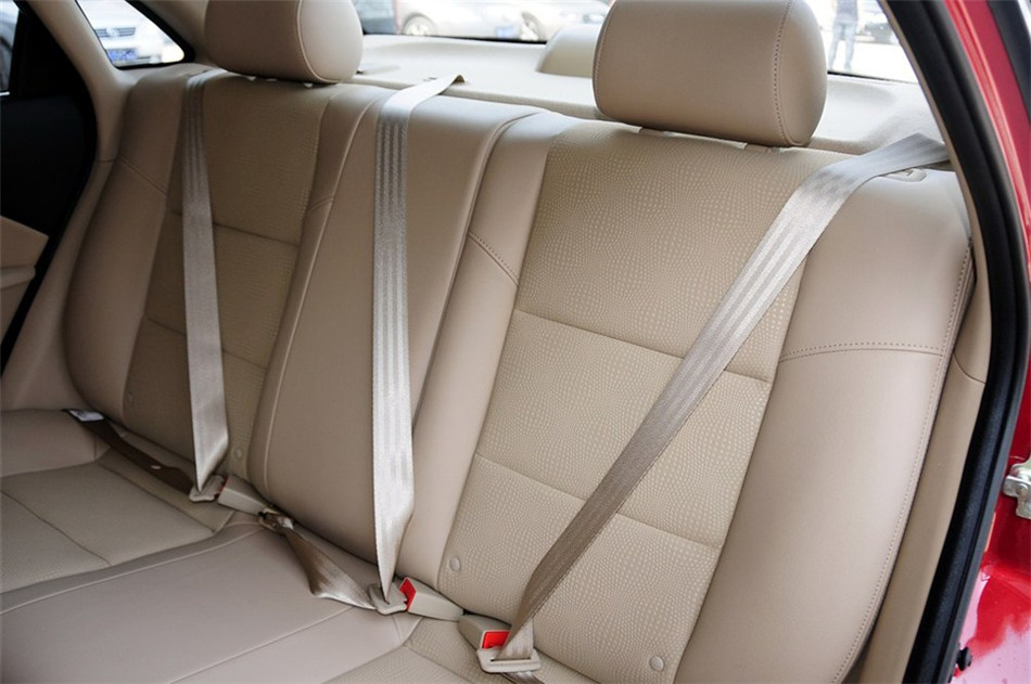 2013款 1.5L AT 经典型 座椅空间