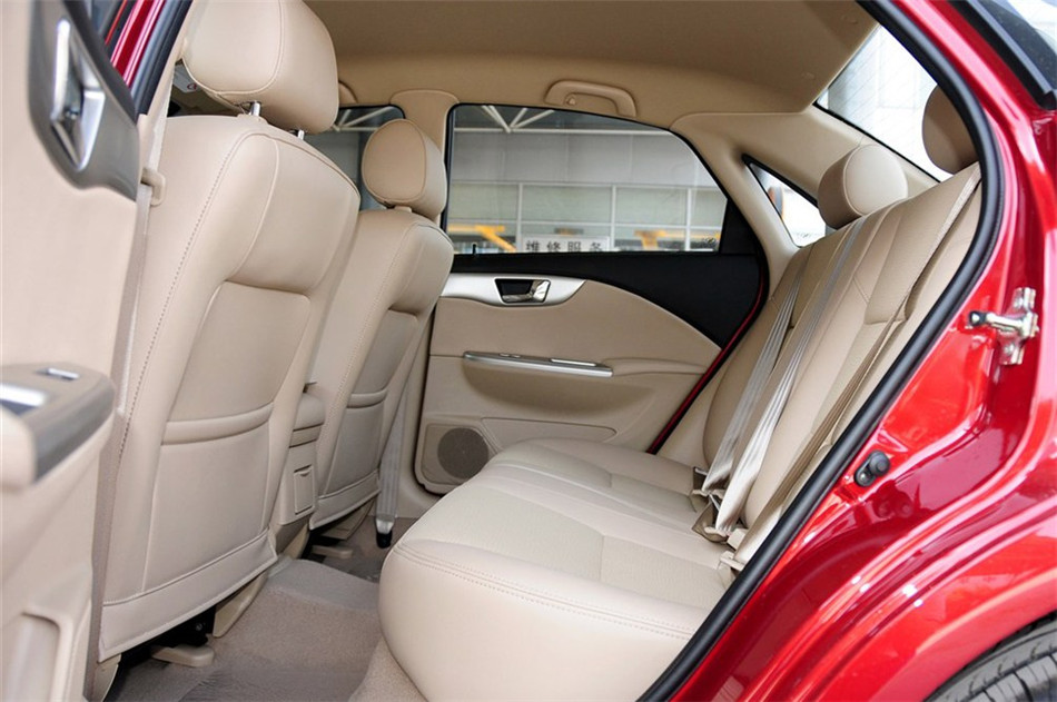 2013款 1.5L AT 经典型 座椅空间