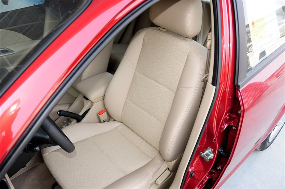 2013款 1.5L AT 经典型 座椅空间