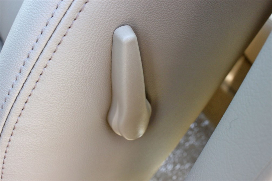 2013款 1.5L AT 尊享型 座椅空间