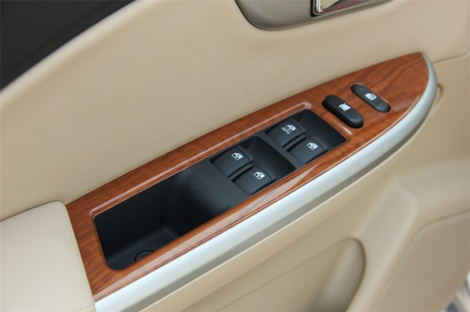 2013款 1.5L AT 尊享型 座椅空间