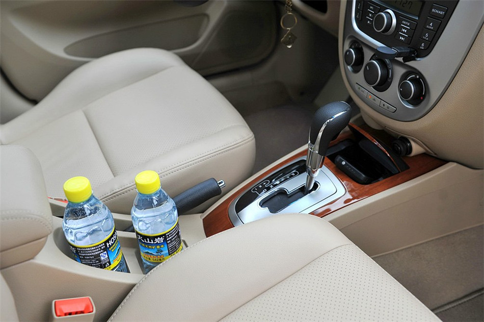 2013款 1.5L AT 尊享型 座椅空间