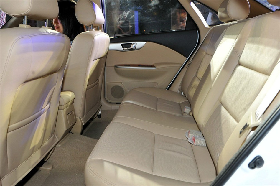2013款 1.5L AT 尊享型 座椅空间
