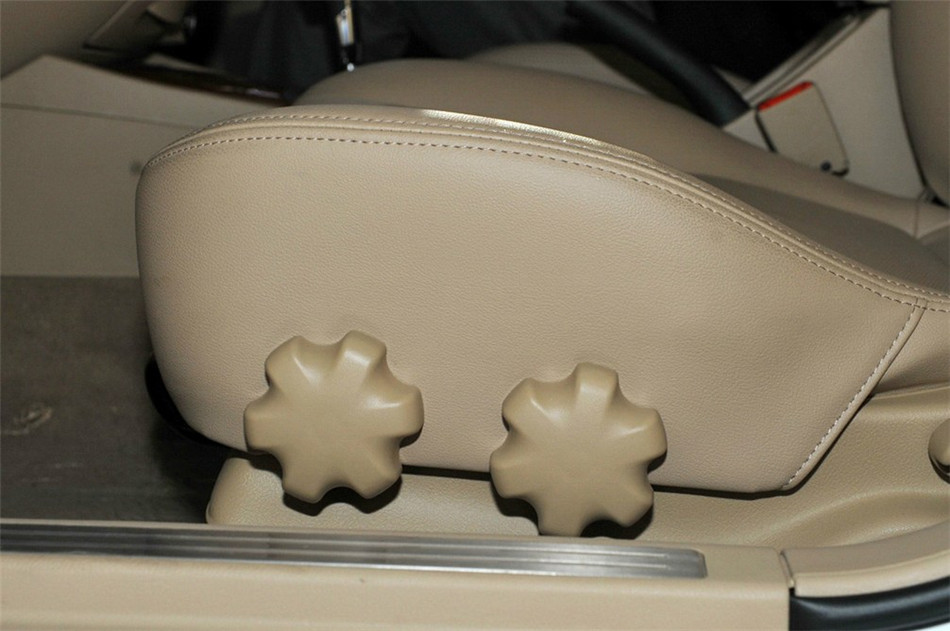 2013款 1.5L AT 尊享型 座椅空间