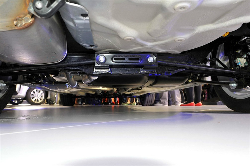 2013款 1.5L AT 尊享型 引擎底盘