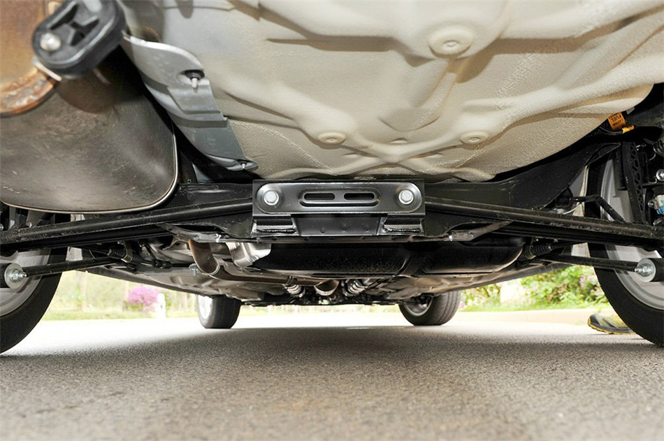 2013款 1.5L AT 尊享型 引擎底盘