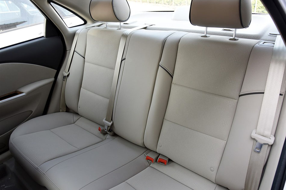 2015款 1.5L 自动经典型 座椅空间
