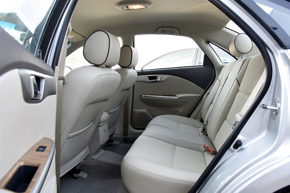 2015款 1.5L 自动经典型 座椅空间