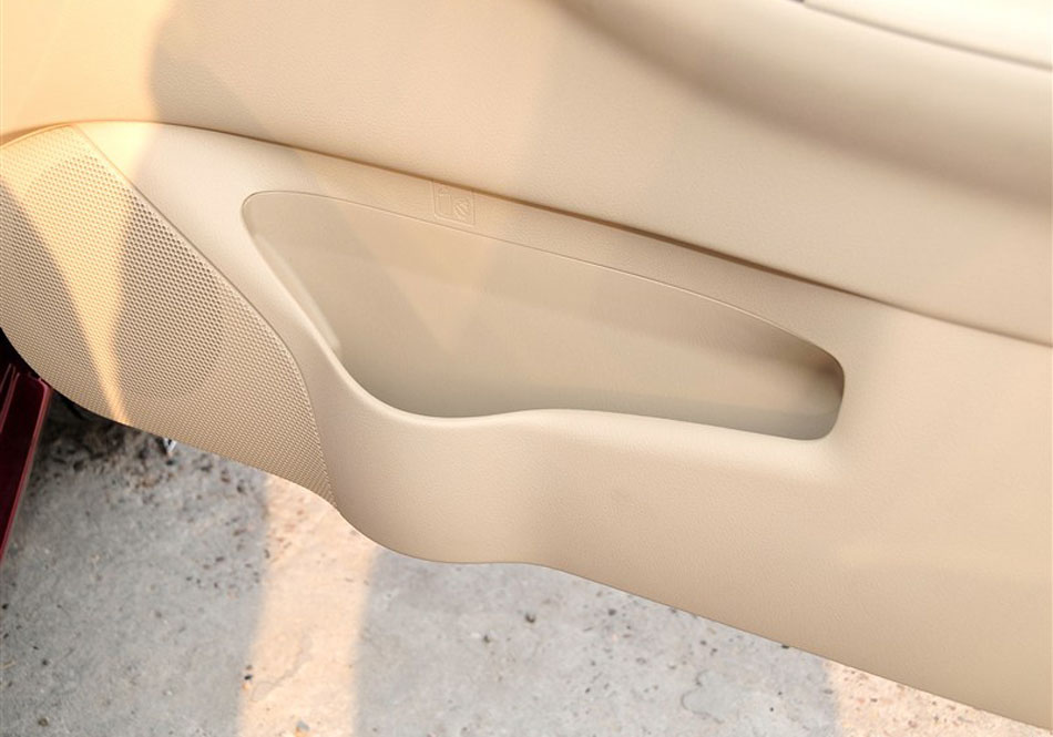 2013款花冠1.6L AT 豪华版 座椅空间