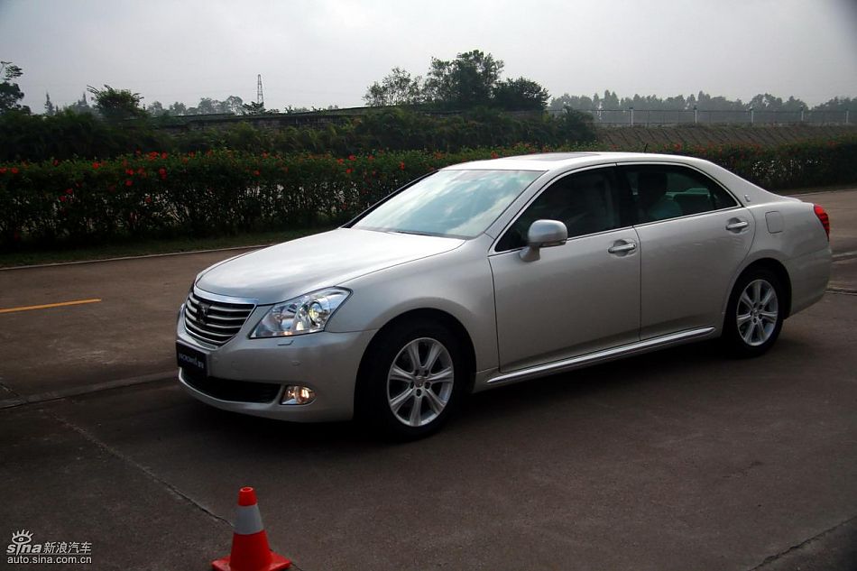 丰田新皇冠试驾实拍图外观