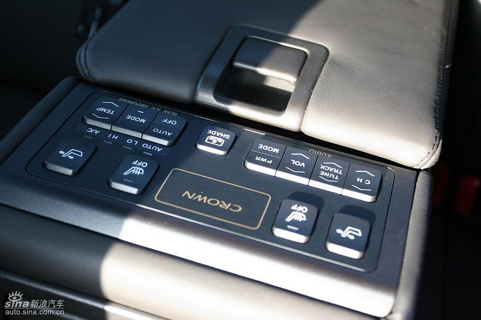 新皇冠内饰及细节