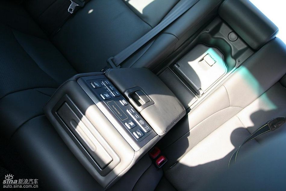 新皇冠内饰及细节