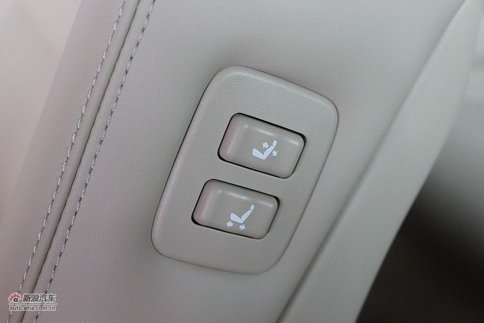 2010款新皇冠2.5L V6天窗导航版