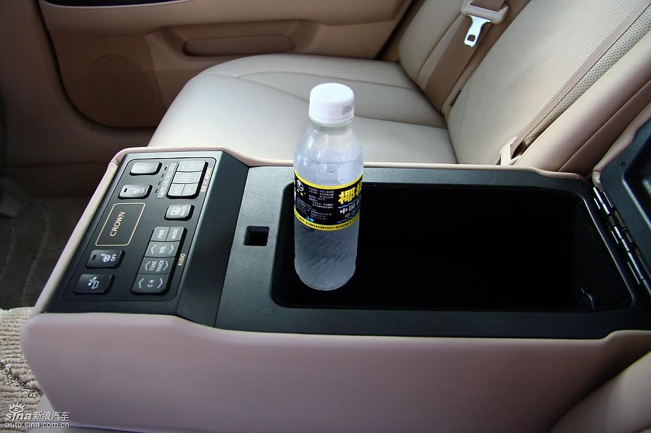 丰田新皇冠试驾实拍图内饰