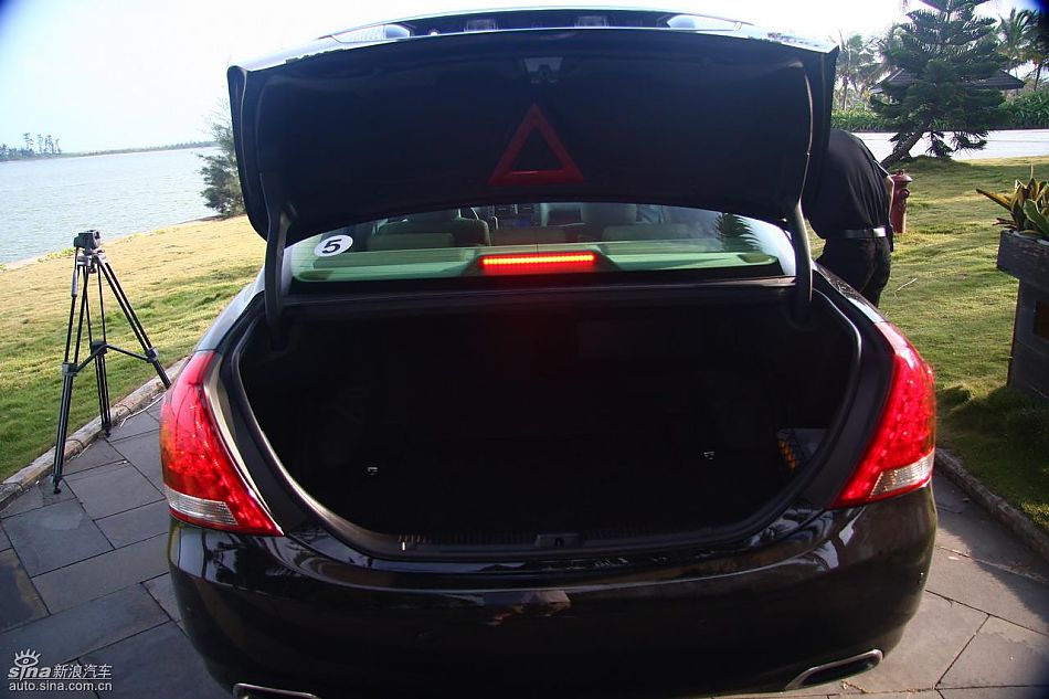 丰田新皇冠试驾实拍图发动机与细节