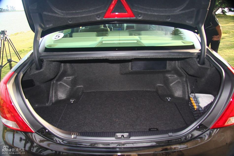 丰田新皇冠试驾实拍图发动机与细节