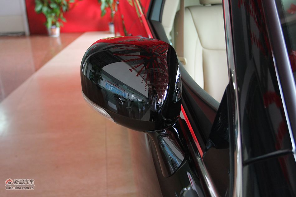 2010款新皇冠2.5L V6天窗导航版