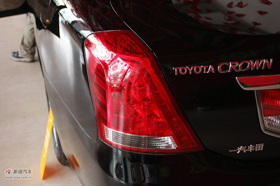 2010款新皇冠2.5L V6天窗导航版