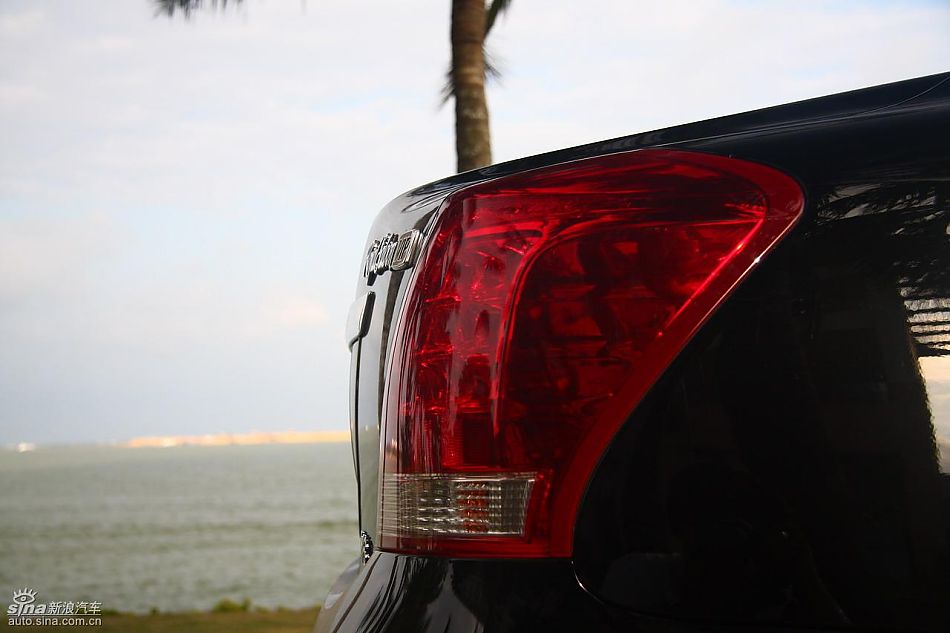 丰田新皇冠试驾实拍图发动机与细节