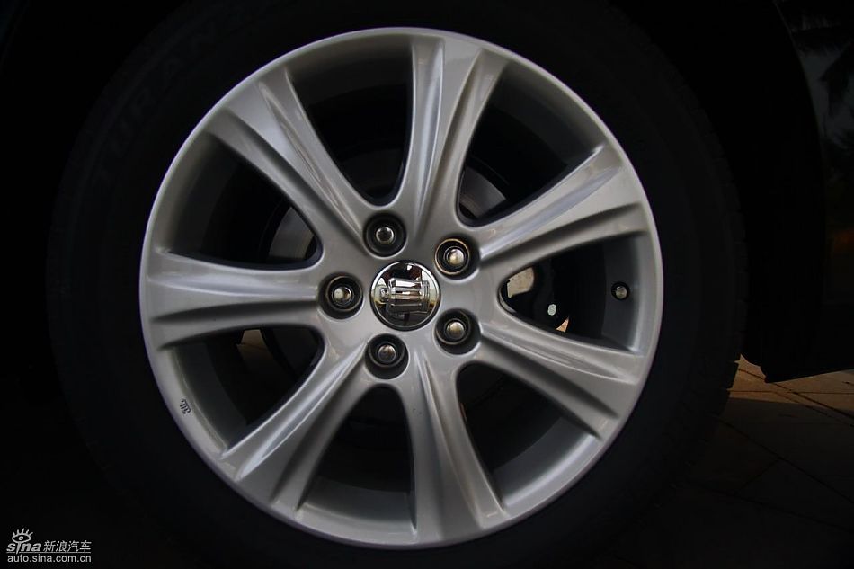 丰田新皇冠试驾实拍图发动机与细节