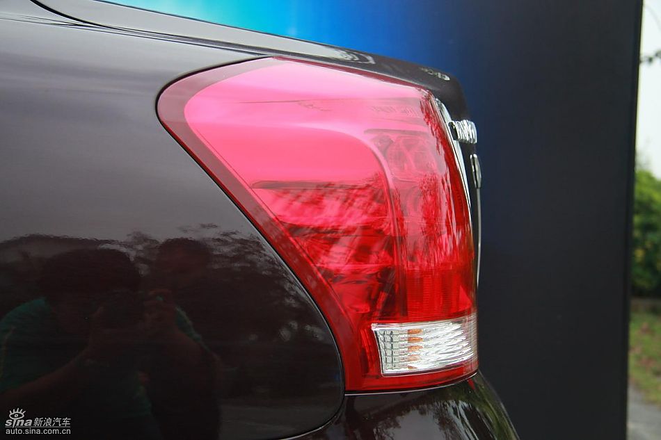 丰田新皇冠试驾实拍图发动机与细节