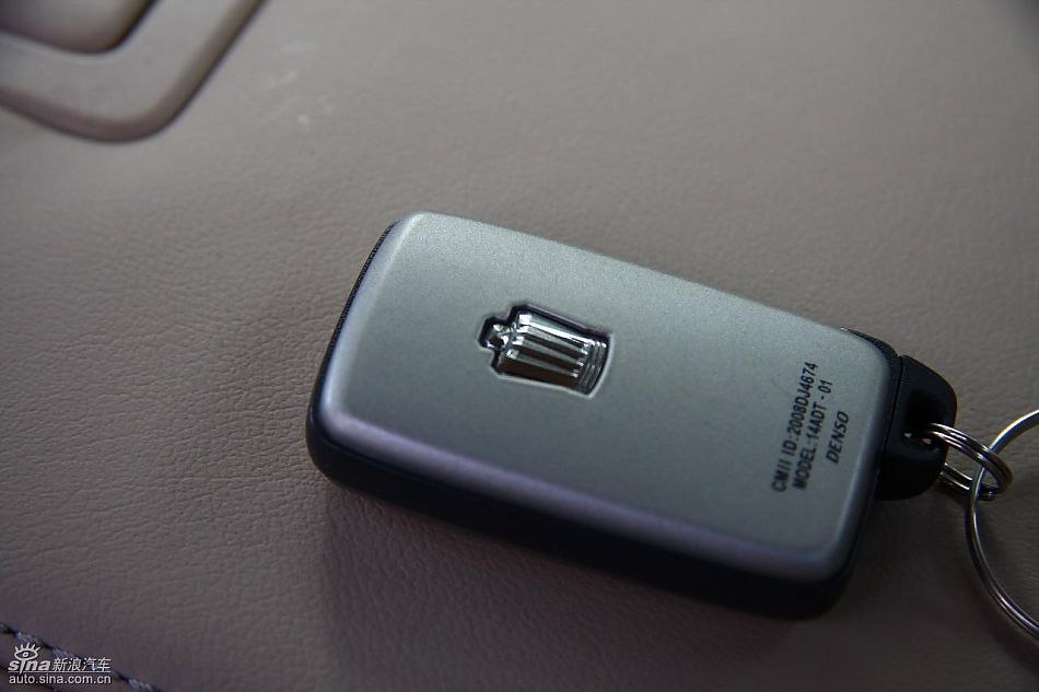 丰田新皇冠试驾实拍图发动机与细节