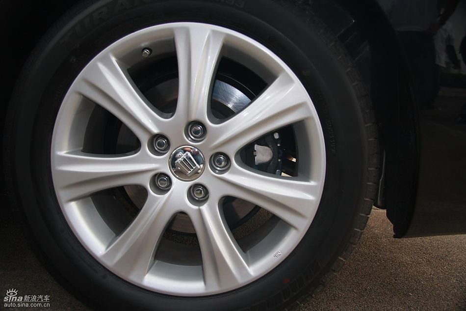 丰田新皇冠试驾实拍图发动机与细节