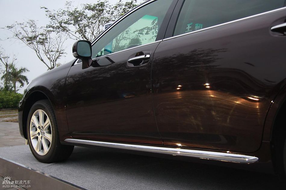 丰田新皇冠试驾实拍图发动机与细节