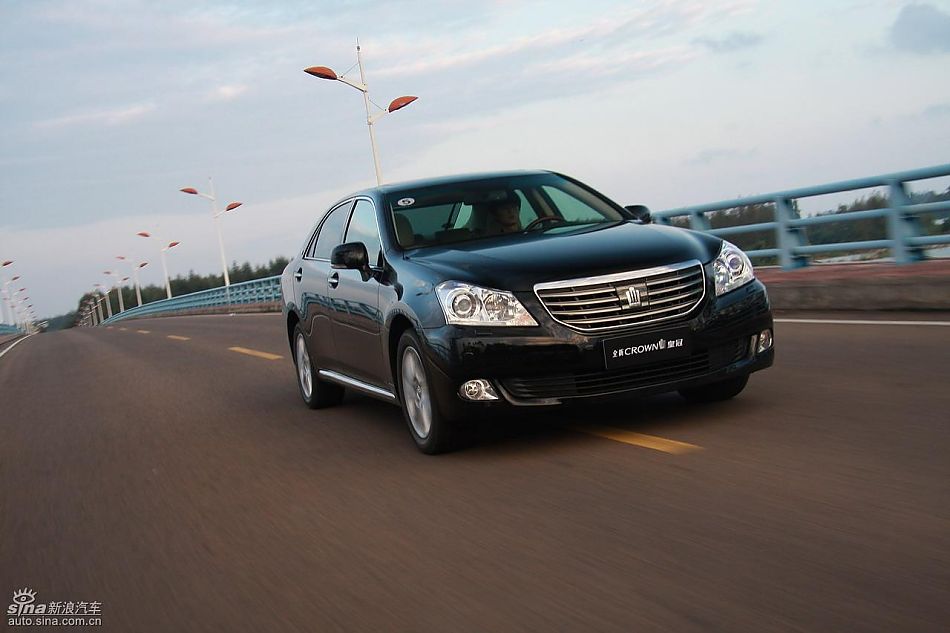 丰田新皇冠试驾实拍图动态