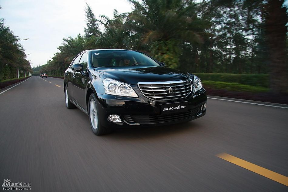 丰田新皇冠试驾实拍图动态